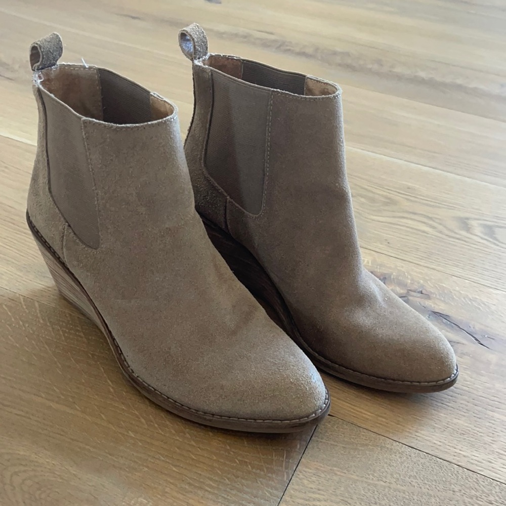 Lucky tan suede wedges 7.5